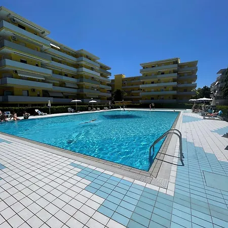 Semesterbostad Flat For 6 With 12 Shared Pools - Beahost