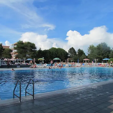 Flat For 6 With 12 Shared Pools - Beahost Semesterbostad *