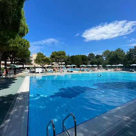 Flat For 6 With 12 Shared Pools - Beahost *